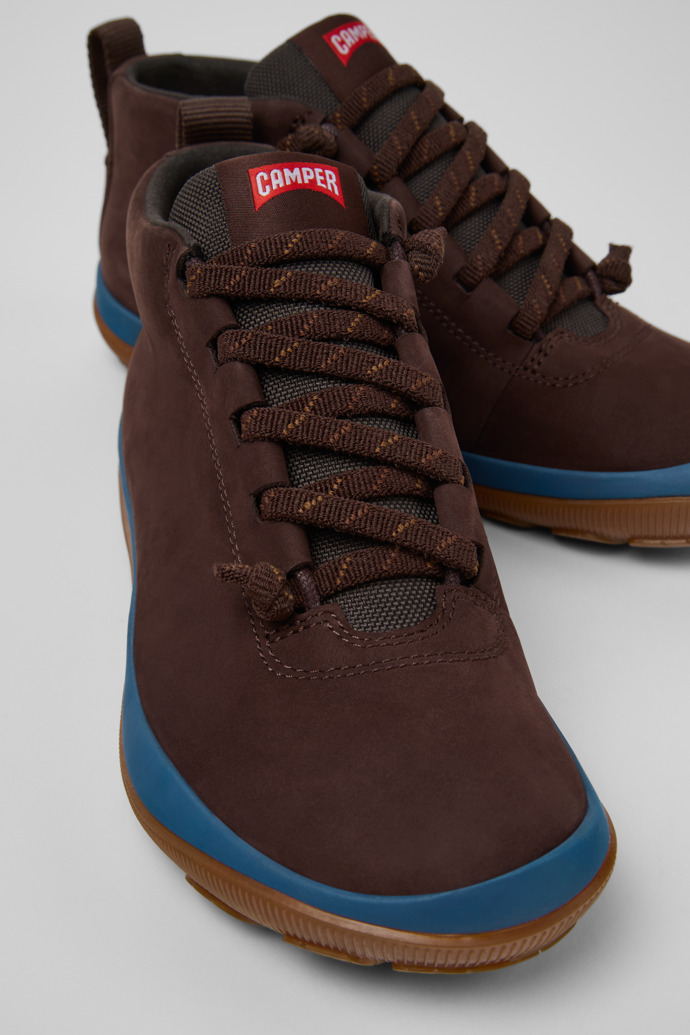 Peu Pista GM - GORE-TEX Botina de dona de nubuc i teixit de color marró i gris.