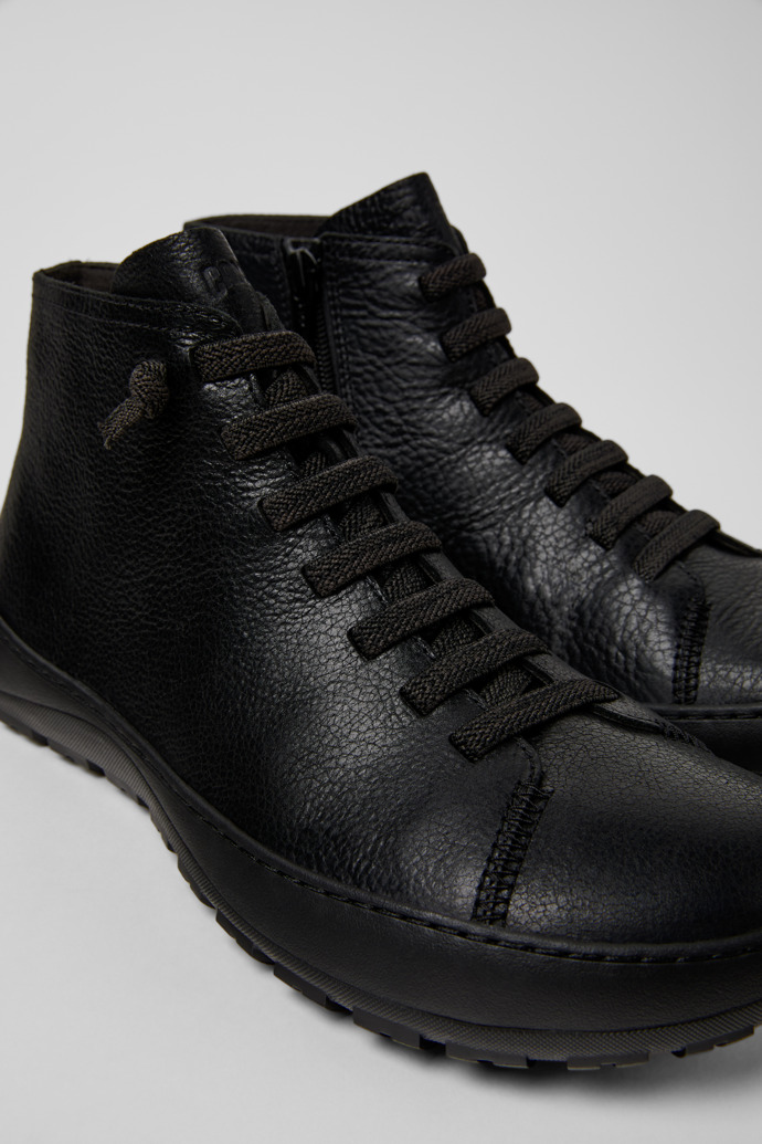 Peu Serra Schwarze Lederstiefelette für Damen.