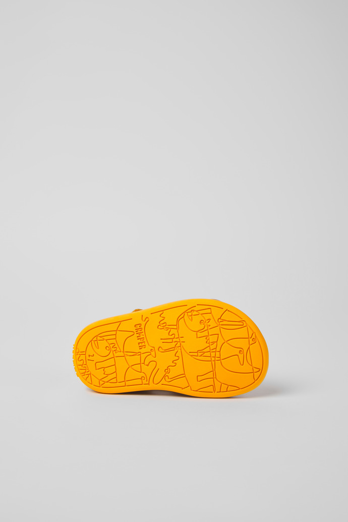 The soles of Bicho Yellow leather sandals for kids