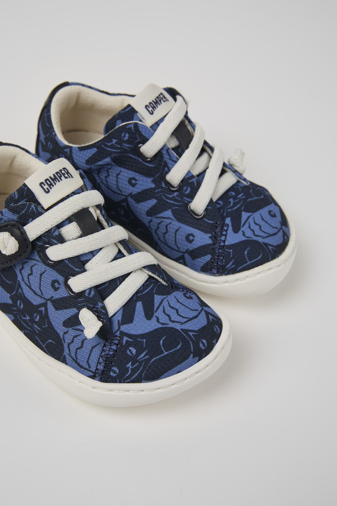 Peu Blauer Kinderschuh aus recyceltem PET und Leder.