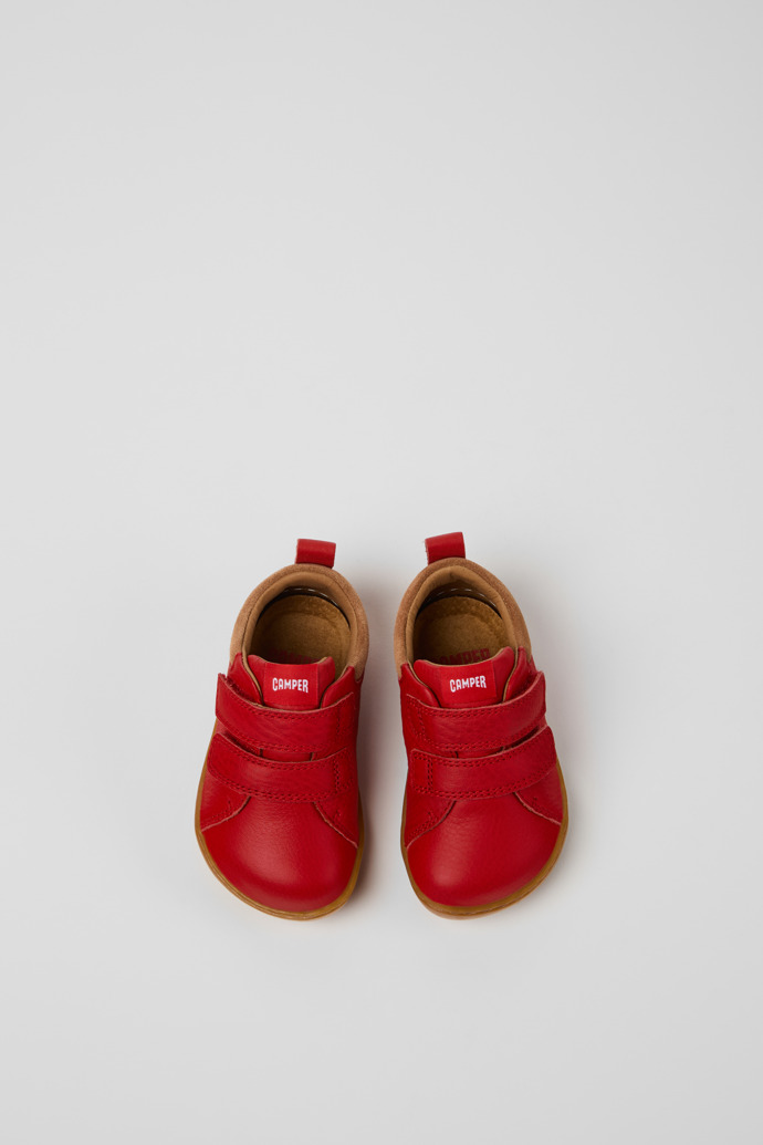 Peu Baskets en cuir et nubuck rouges et marron pour enfants.