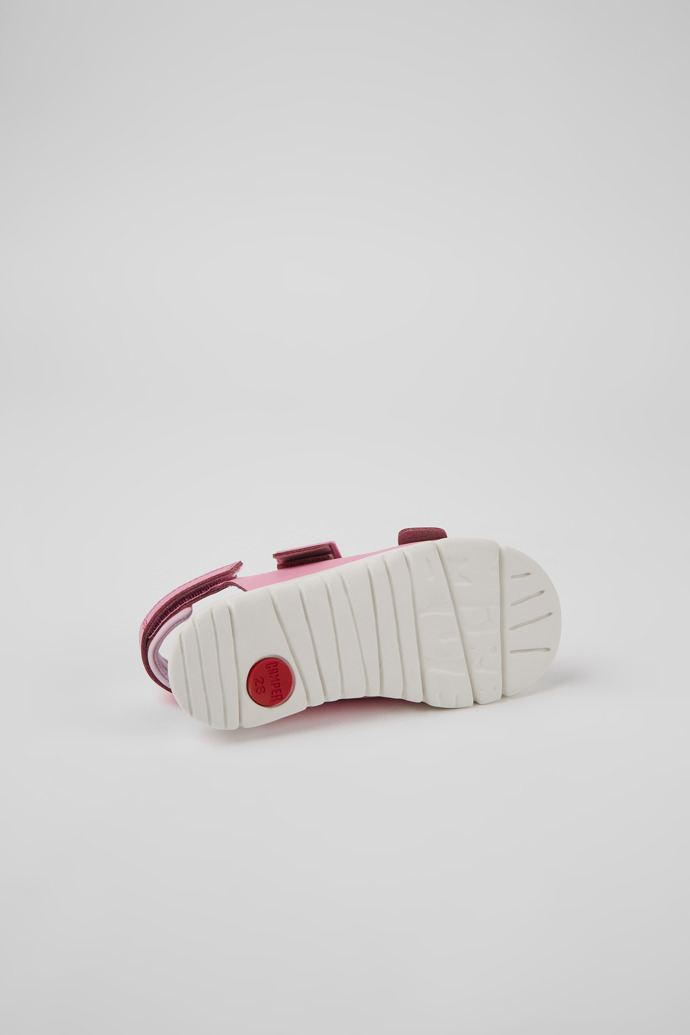 The soles of Oruga Pink leather sandals for kids