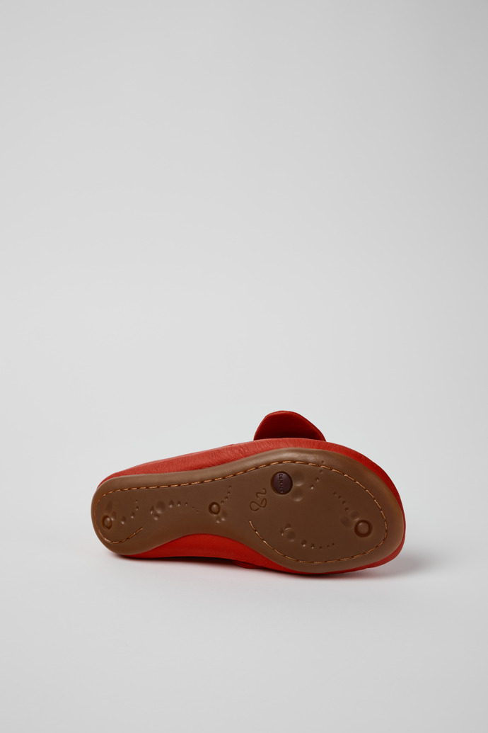 Right Ballerines en cuir rouge pour enfant.