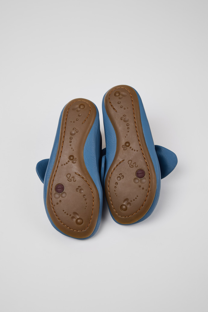 Right Ballerines en cuir bleu pour enfant.