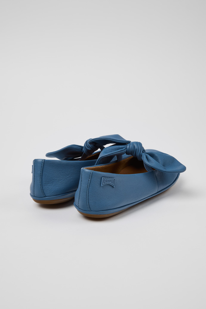 Right Ballarina infantil de pell de color blau.