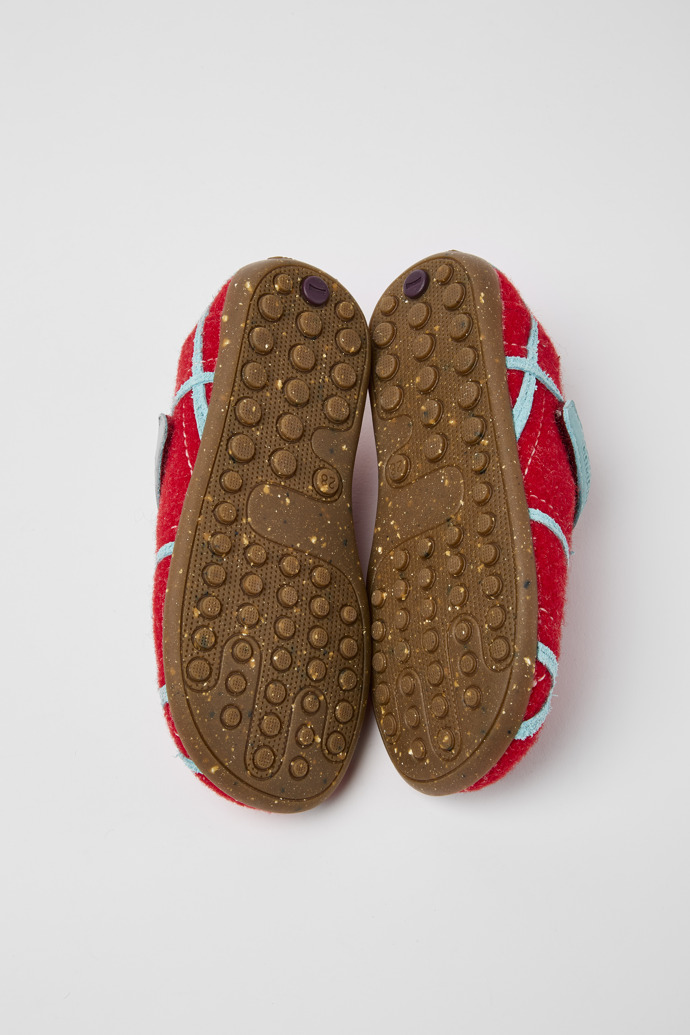 The soles of Twins Red natural wool slippers