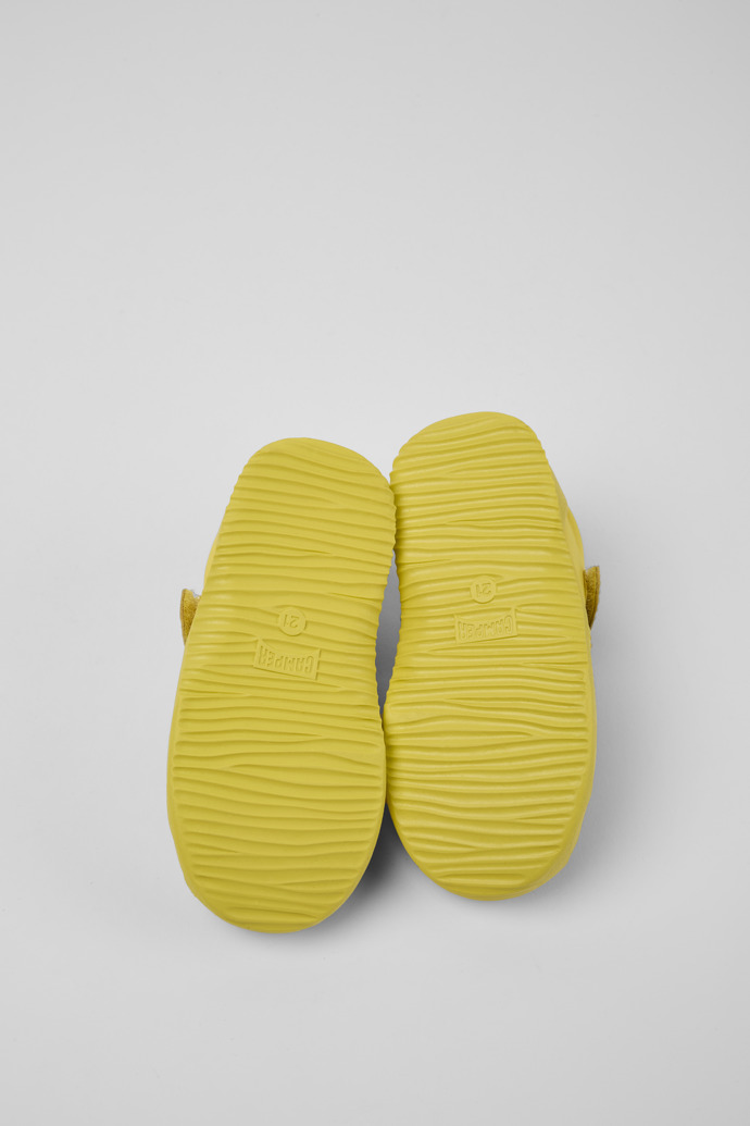The soles of Twins Yellow and green leather shoes for kids