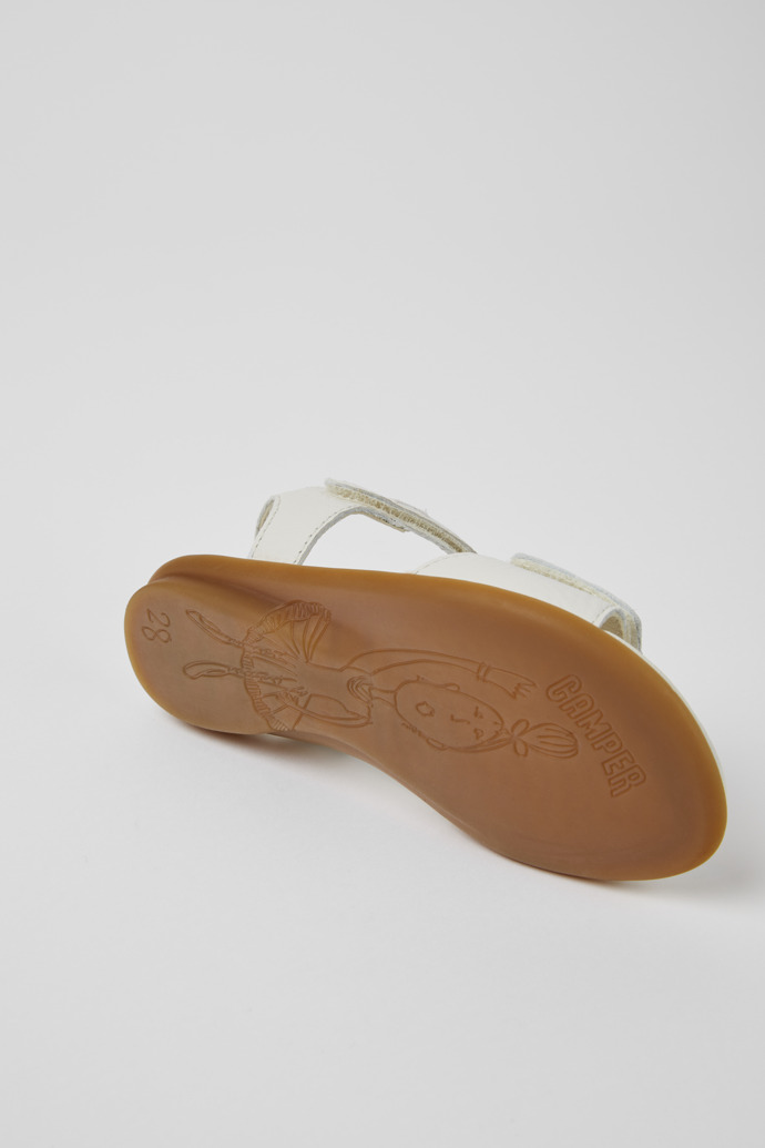 The soles of Twins White leather sandals for girls