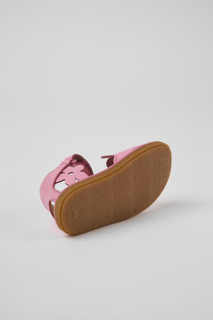 The soles of Twins Pink leather sandals for kids