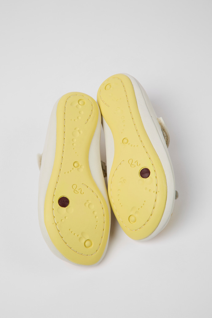 The soles of Twins White leather ballerinas for kids