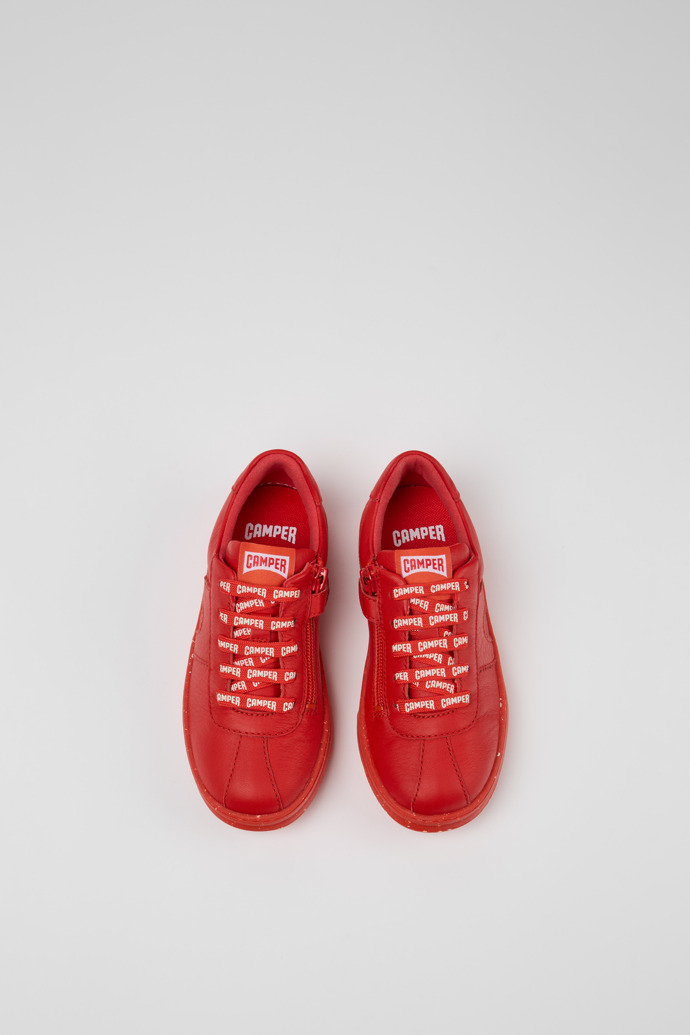 Runner Baskets en cuir rouge pour enfant.