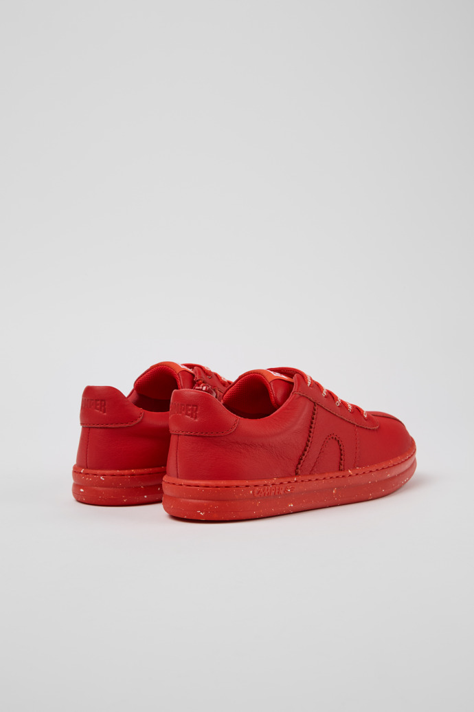 Runner Baskets en cuir rouge pour enfant.