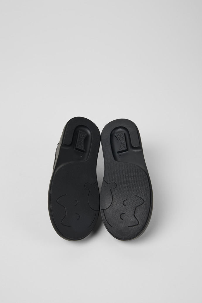 The soles of Duet Black leather shoes for kids