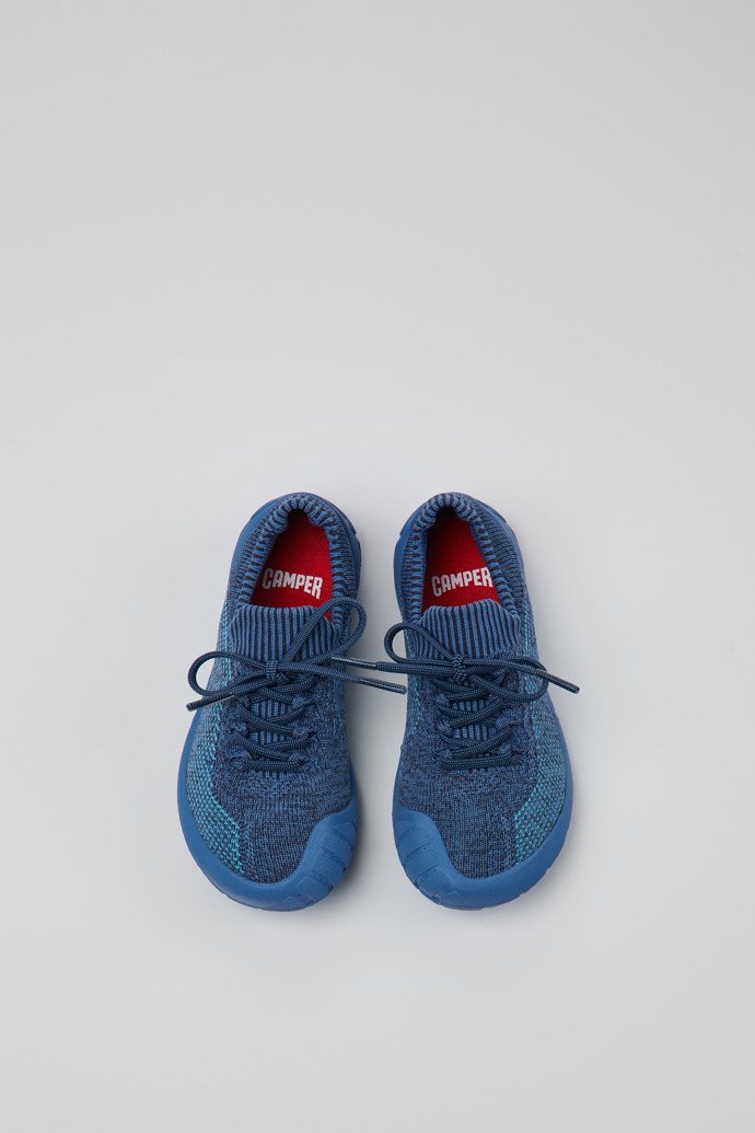 Peu Blauwe kindersneaker met simplified knit-bovenwerk.