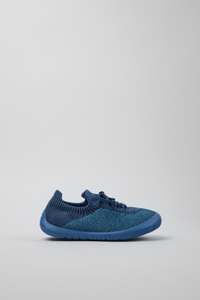 Peu Sneaker infantil amb empenya de punt simplificat de color blau.