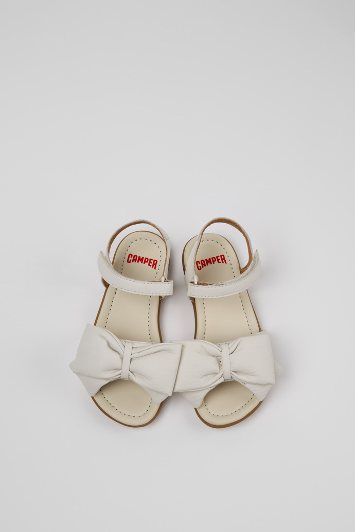 Right Sandalias de piel blanca para niños.