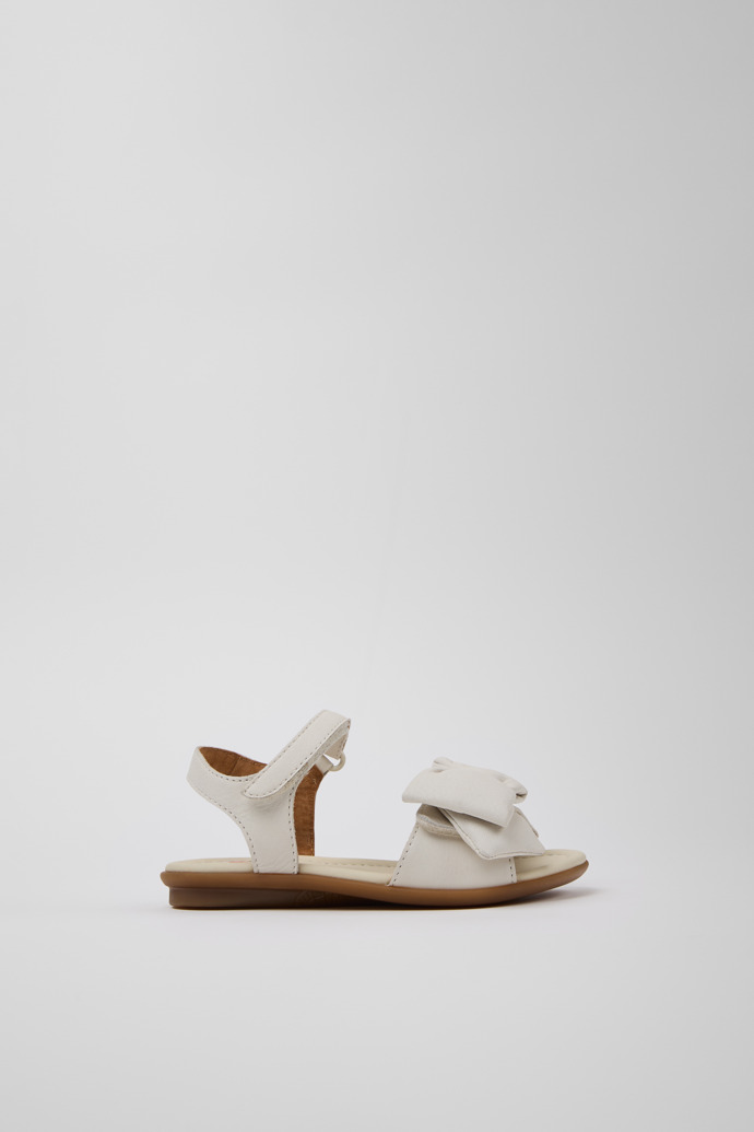 Right Sandalias de piel blanca para niños.