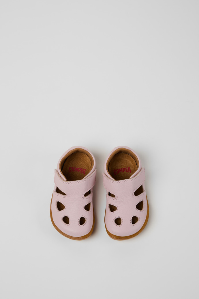 Peu Sandales fermées en cuir rose pour enfants.