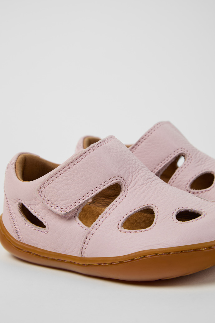 Peu Sandales fermées en cuir rose pour enfants.