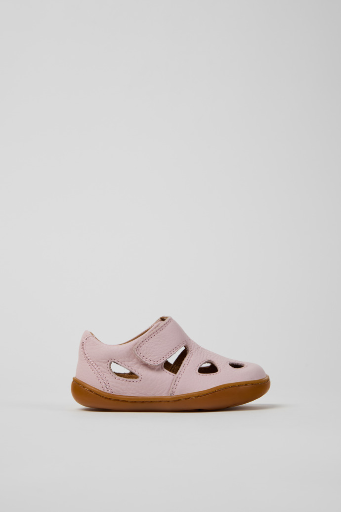 Peu Sandales fermées en cuir rose pour enfants.