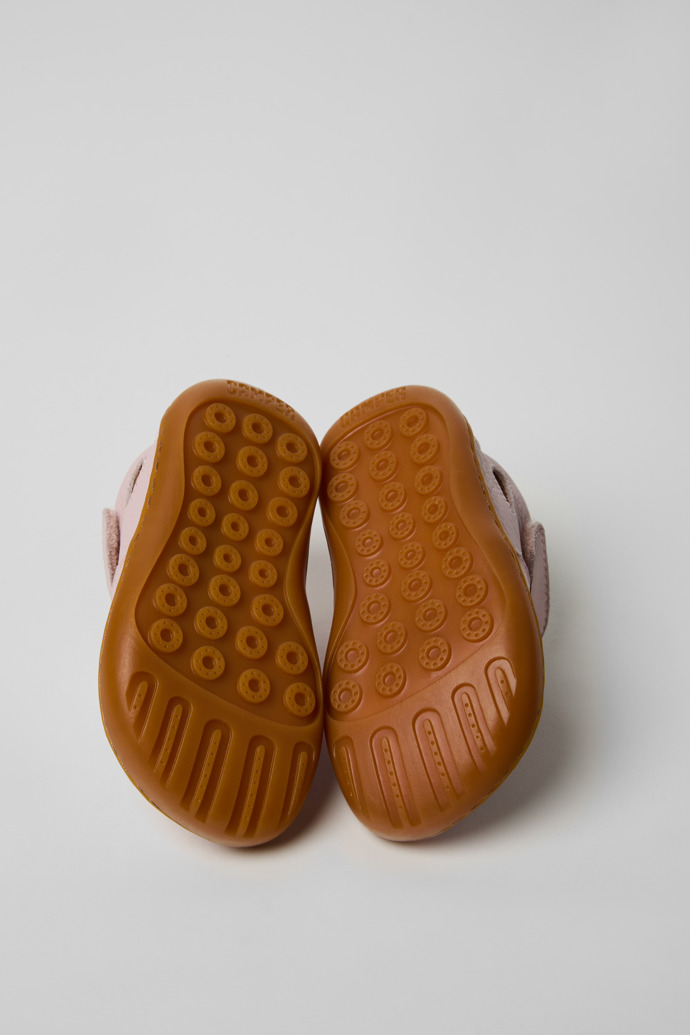 Peu Sandales fermées en cuir rose pour enfants.