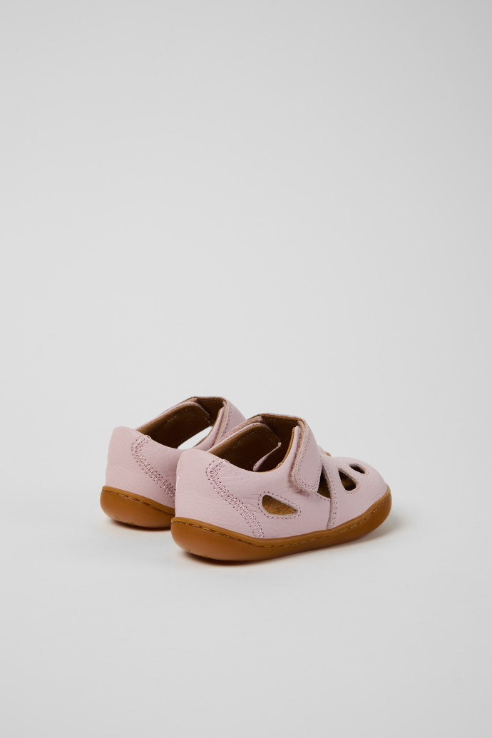 Peu Sandales fermées en cuir rose pour enfants.