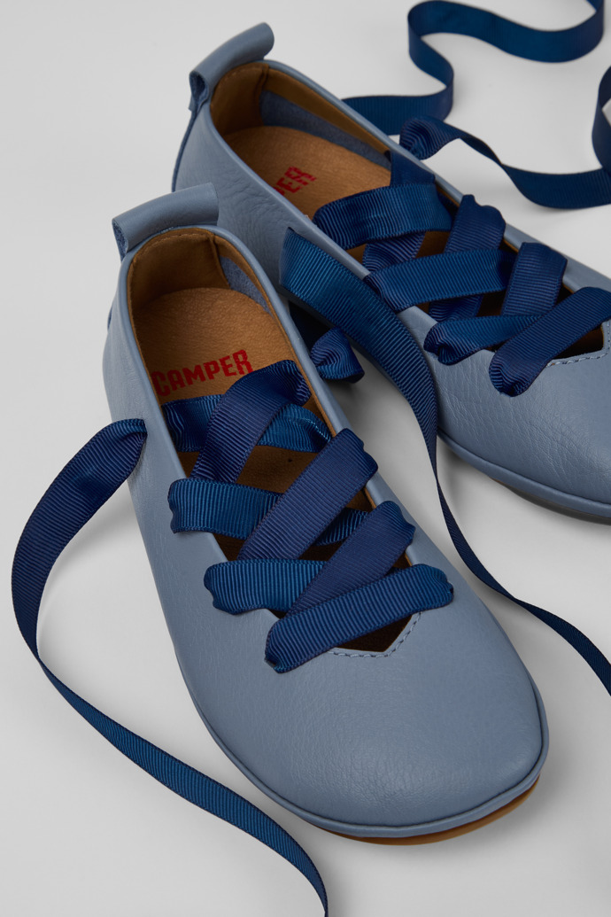 Right Ballerines en cuir bleu pour enfants.