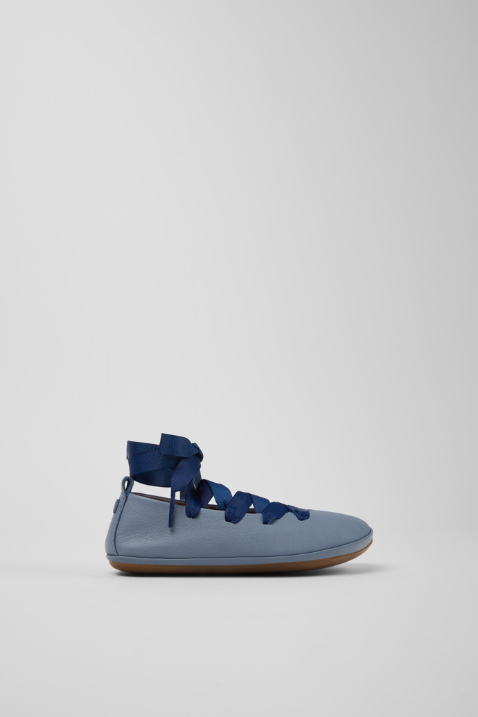 Right Ballerines en cuir bleu pour enfants.