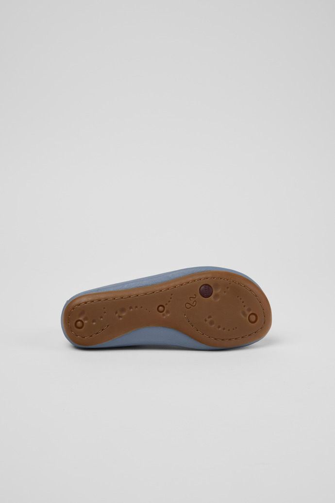 Right Ballerines en cuir bleu pour enfants.