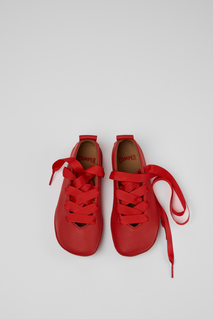 Right Bailarinas de piel rojas para niños.