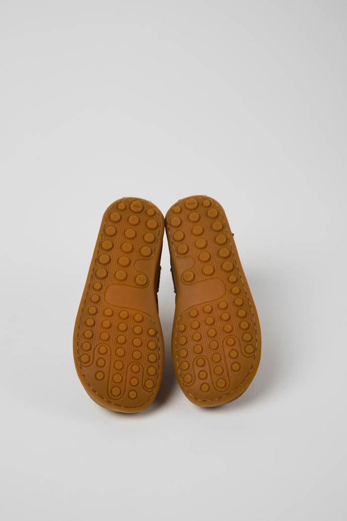 Peu Chaussures bateau en cuir marron pour enfants.