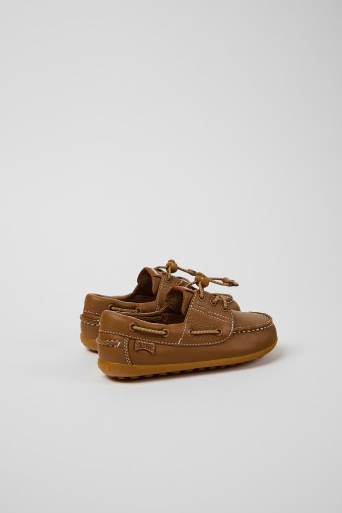 Peu Chaussures bateau en cuir marron pour enfants.