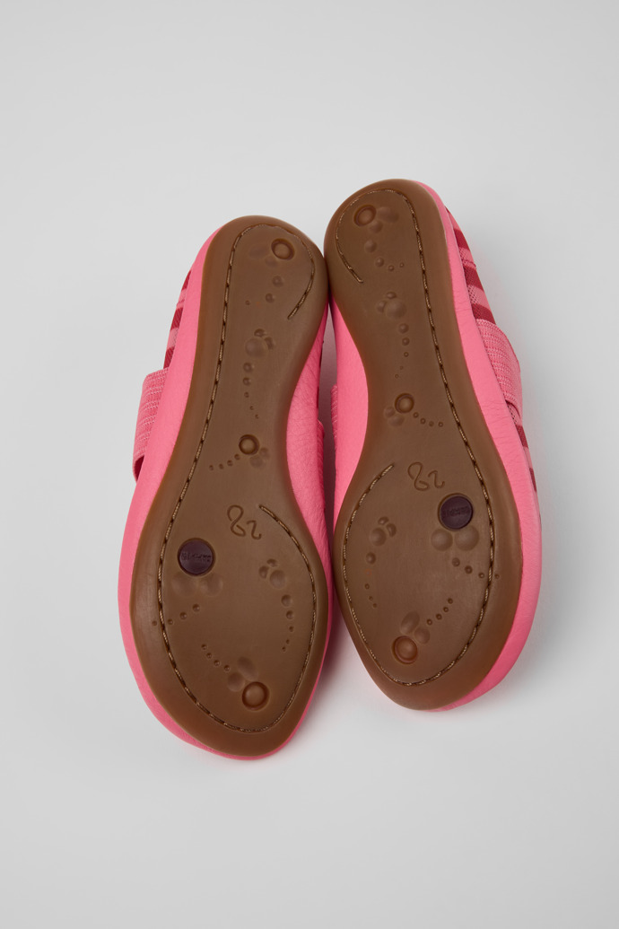 Right 童裝粉紅色織物和皮革芭蕾舞鞋。