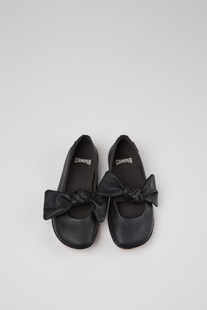 Right Schwarze Ballerinas aus Leder für Kinder.