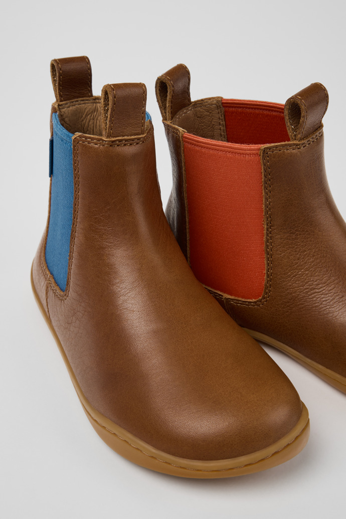 Twins Botines de piel marrón para niños.