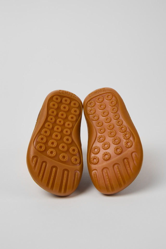 The soles of Peu Brown leather boots for kids