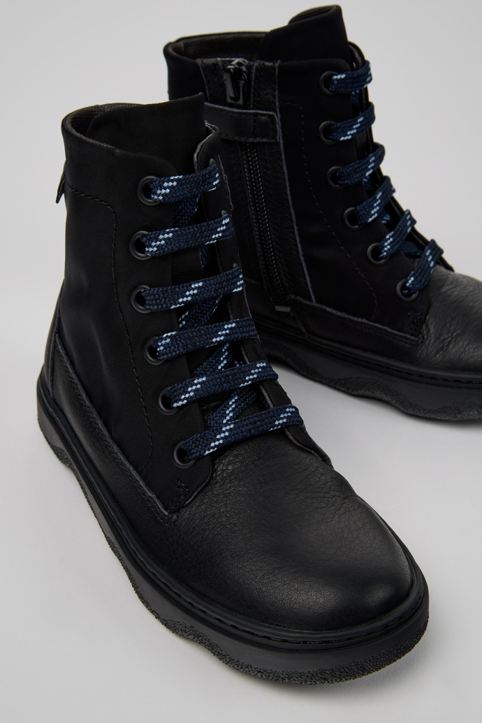 Kiddo Botines negros de tejido y piel para niños.