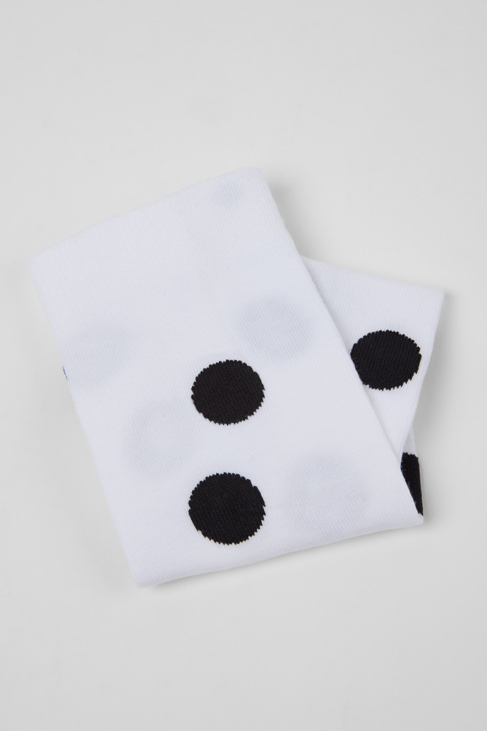 White and black mid-length socks Calcetines de media caña en blanco y negro