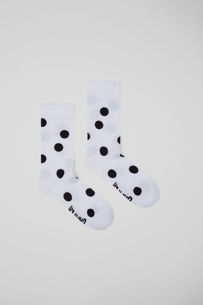 White and black mid-length socks Calcetines de media caña en blanco y negro