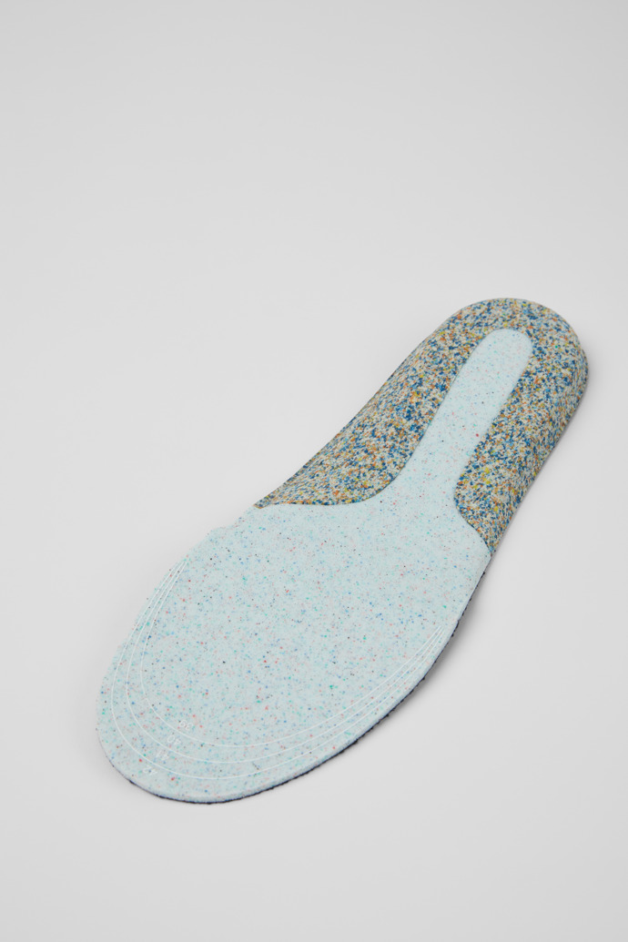 A model wearing ACCESORIOS OrthoLite® Hybrid: Extra Comfort Footbeds
