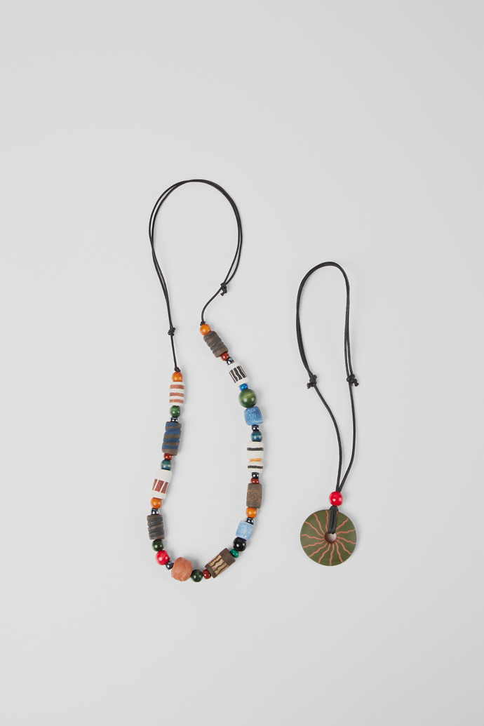 Zwei traditionelle Halsketten Zwei schwarze Halsketten mit Keramikperlen
