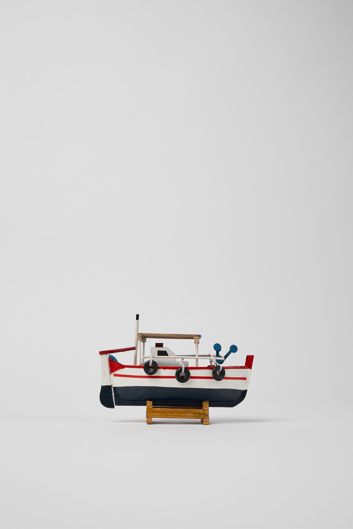 Side view of Mini 'llaut' Model boat