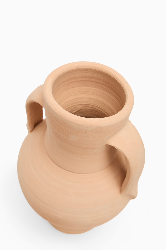 Close-up view of Terra Cuita Vase Large handcrafted terracotta vase from Ollería Ca’s Canonge