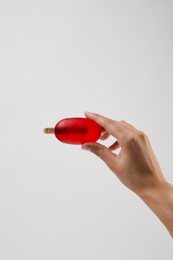 Camper Soap by Martí Guixé Savon rouge sur un bâtonnet
