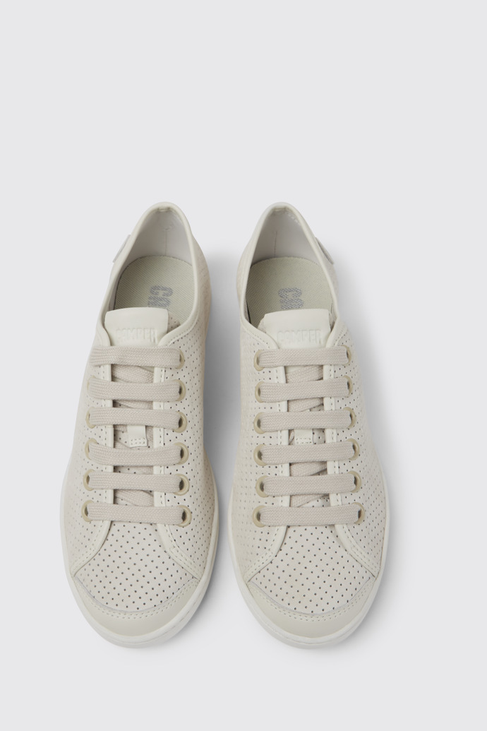 Uno Tenis de piel en color beige y blanco para mujer
