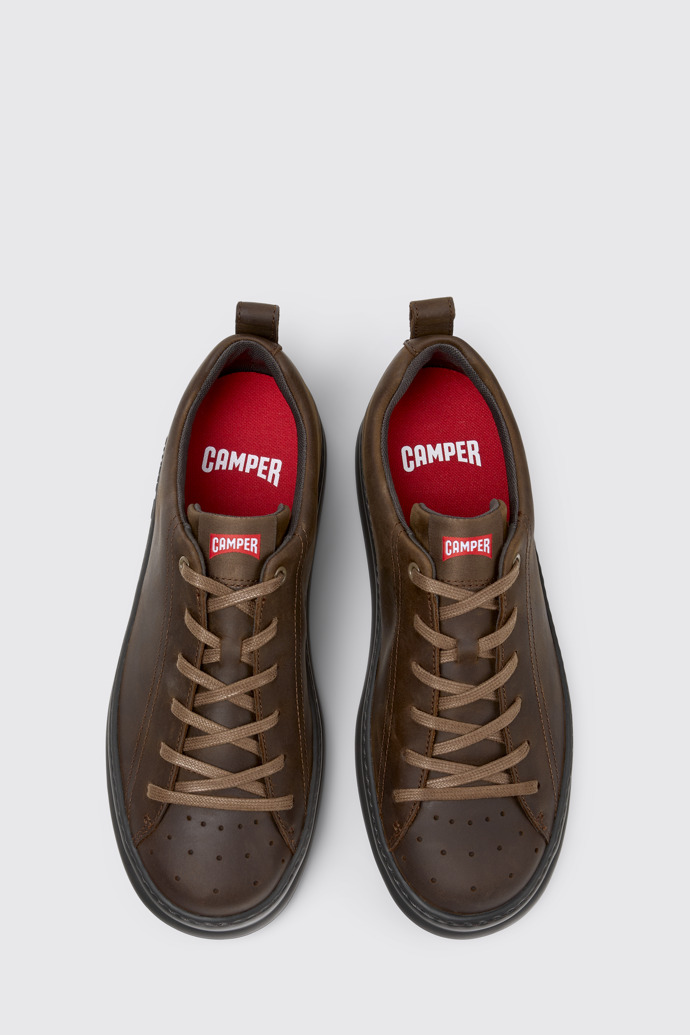 Runner Baskets en nubuck marron pour homme.