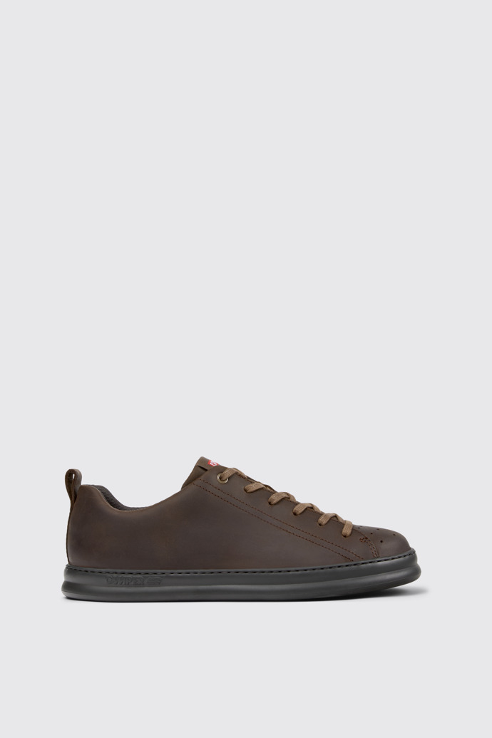 Runner Baskets en nubuck marron pour homme.