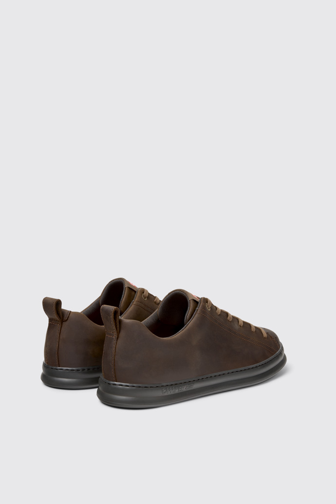 Runner Baskets en nubuck marron pour homme.