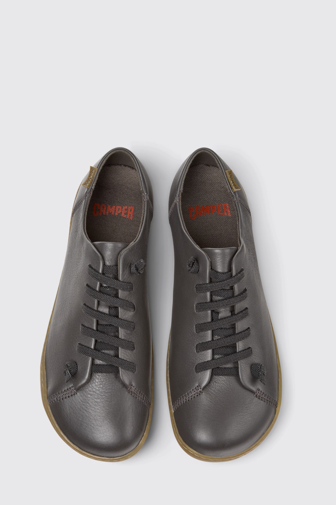 Peu Chaussures en cuir gris pour homme.