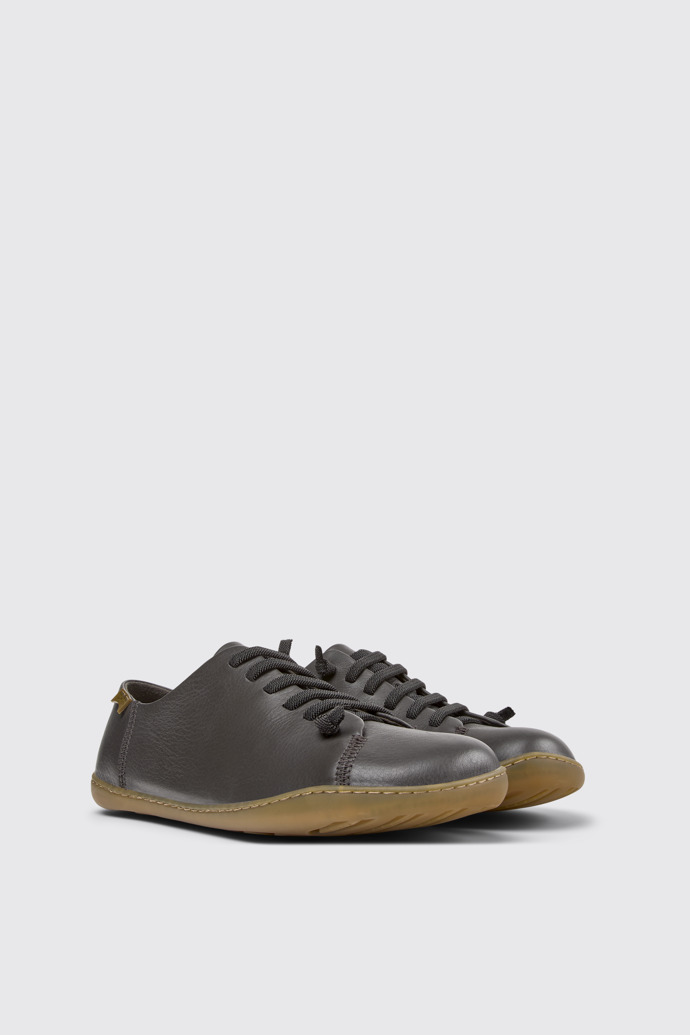 Peu Chaussures en cuir gris pour homme.